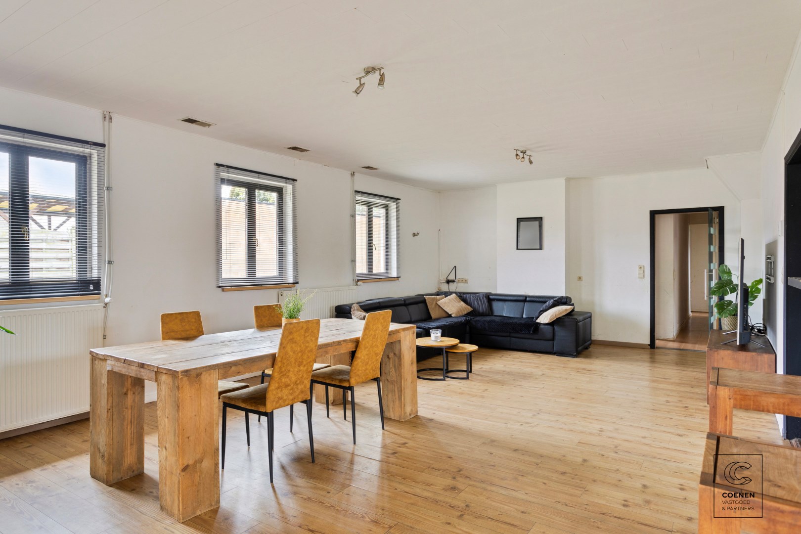 IN OPTIE!! Te renoveren gelijkvloerse woning met 4 slaapkamers, een bewoonbare oppervlakte van 270 m&#178;, ruime en zonnige tuin op een zeer rustige locatie te Brecht. 
