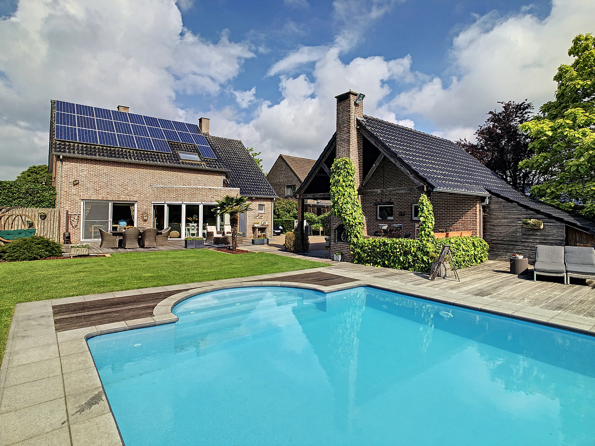 Landelijk gelegen vrijstaande villa met garage, zwembad met poolhouse en een schitterend aangelegde tuin. 
