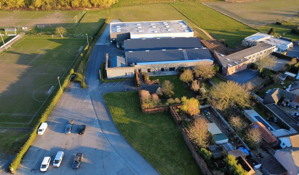 Bedrijfsgebouw met laadkades te koop in Gavere