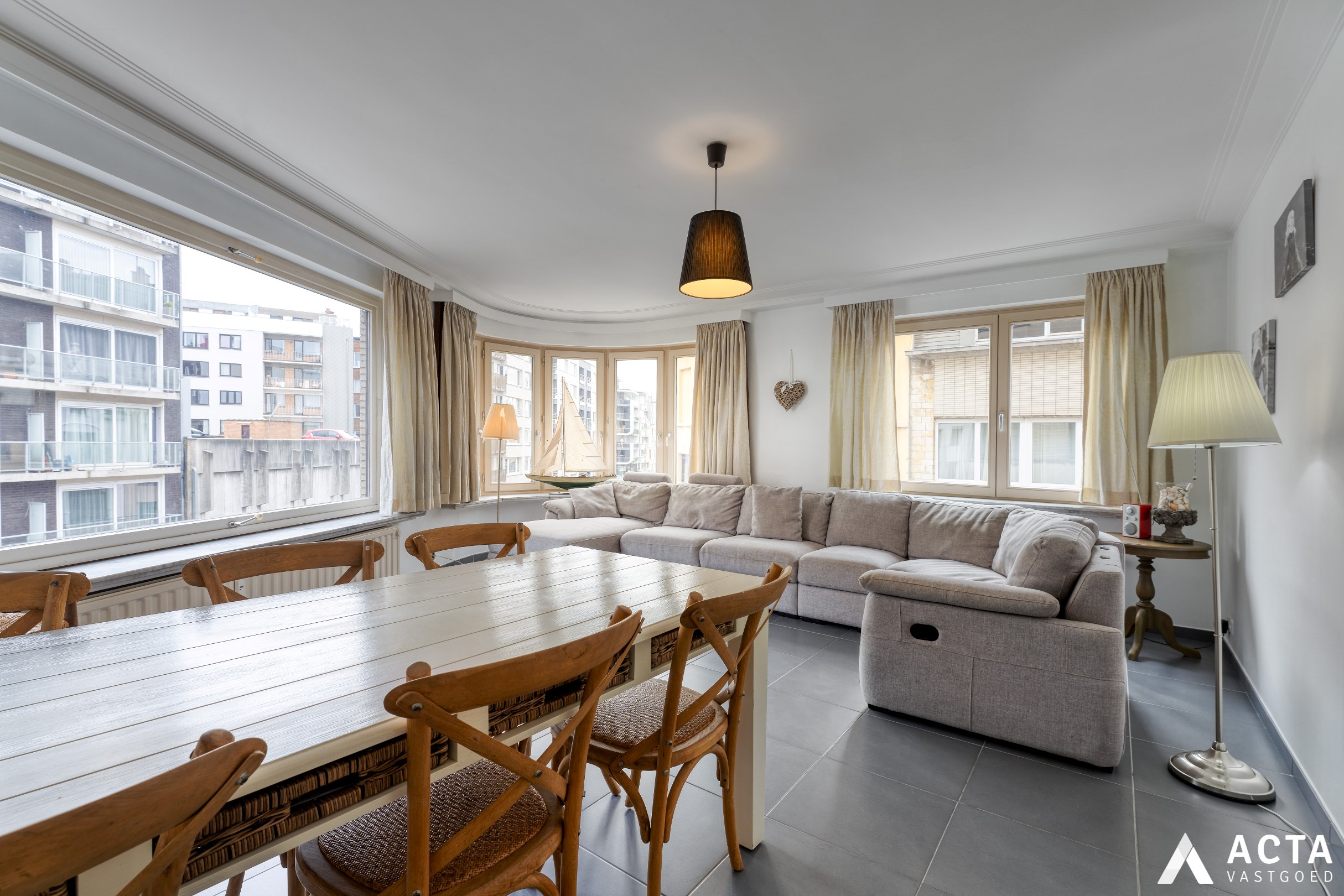 Gerenoveerd hoekappartement met twee slaapkamers nabij strand van Oostende 