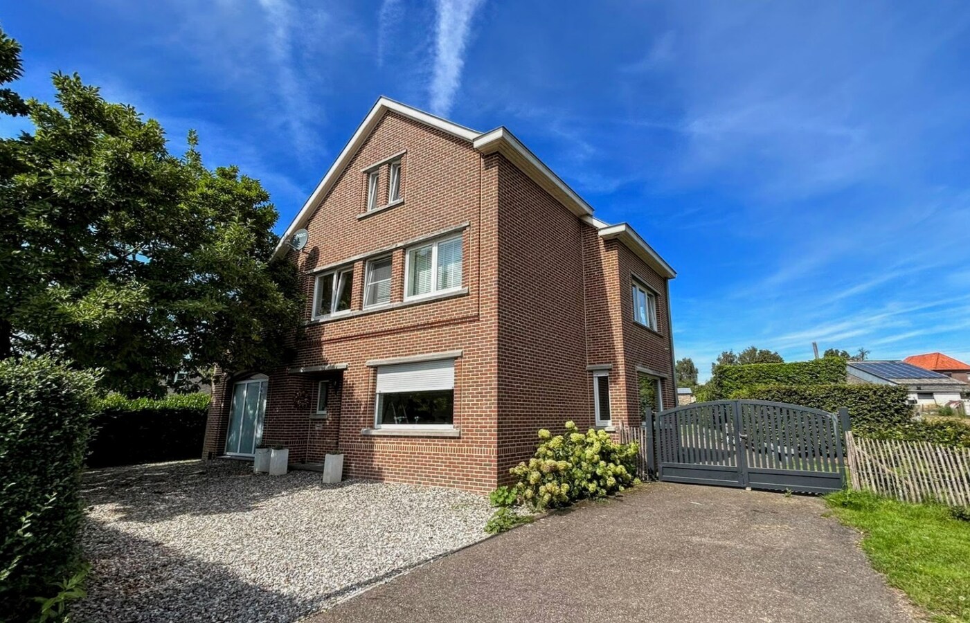 Instapklare gezinswoning op perceel van 2402 m&#178; 