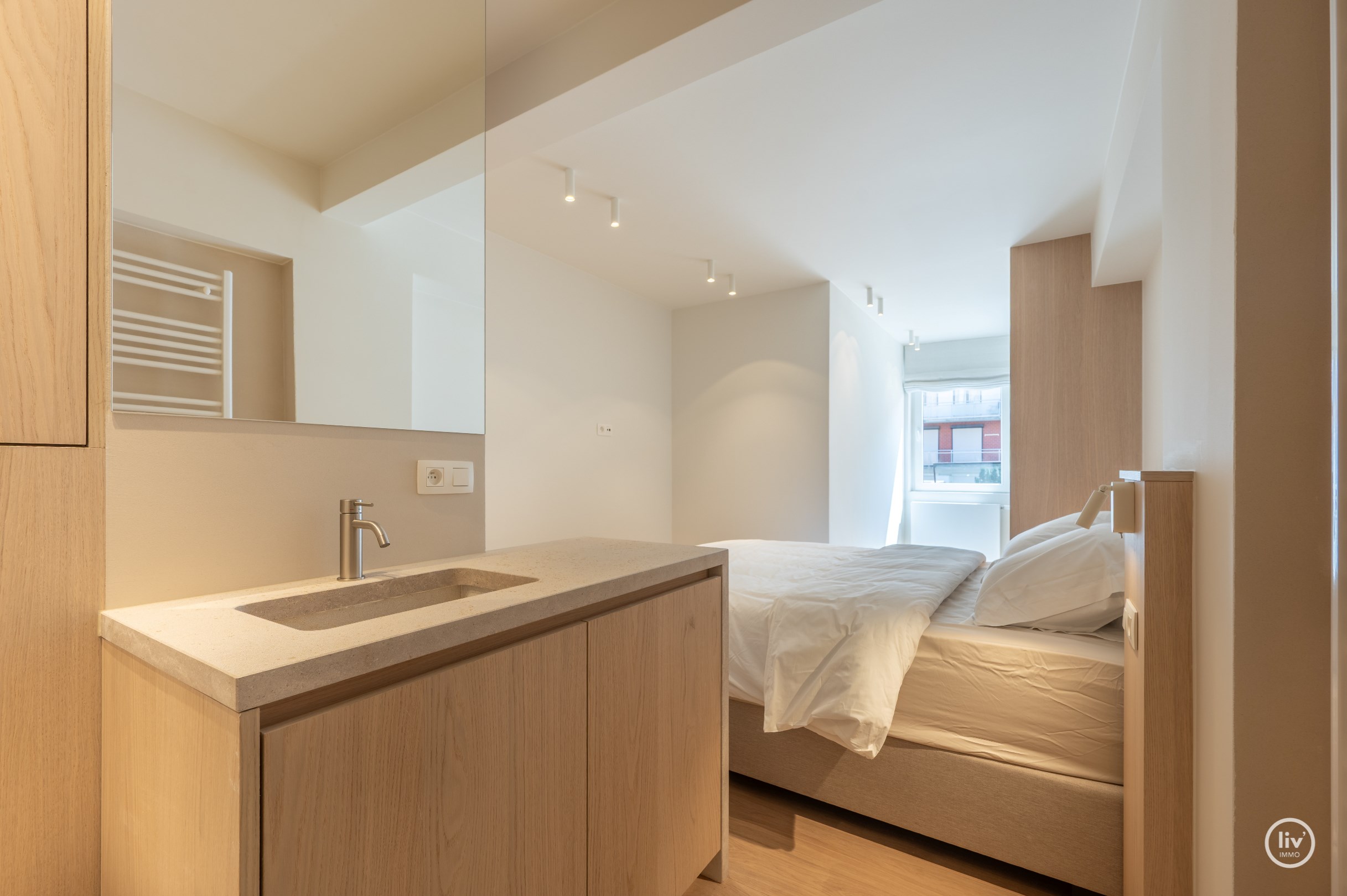 Gezellig gerenoveerd 3 slaapkamerappartement centraal gelegen op de P.Parmentierlaan te Knokke met ruim terras. 