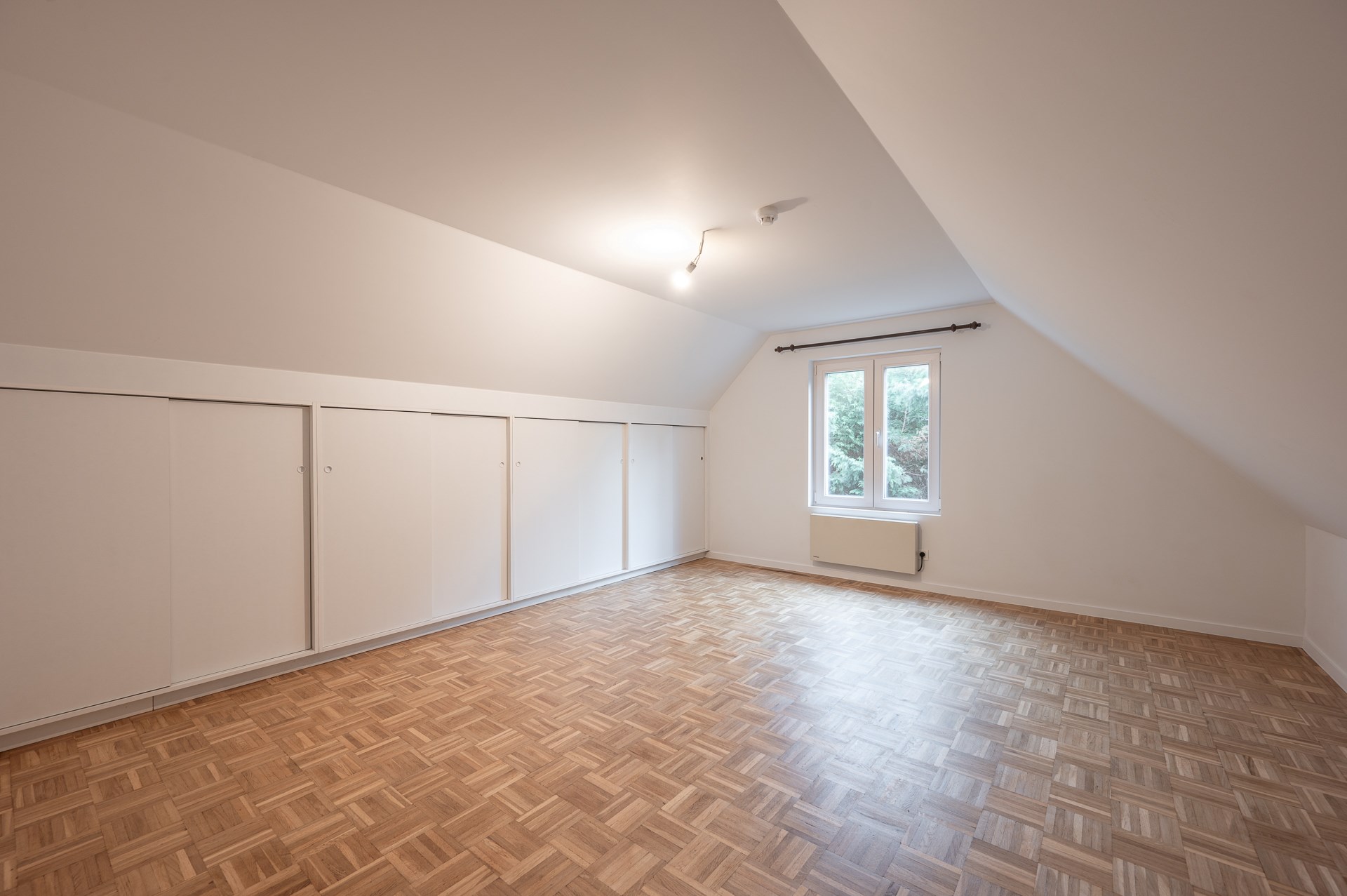 Maison individuelle spacieuse avec deux chambres, une salle de bains et un double garage int&#233;gr&#233; situ&#233;e dans la rue de l&#39;Aster &#224; Knokke. 