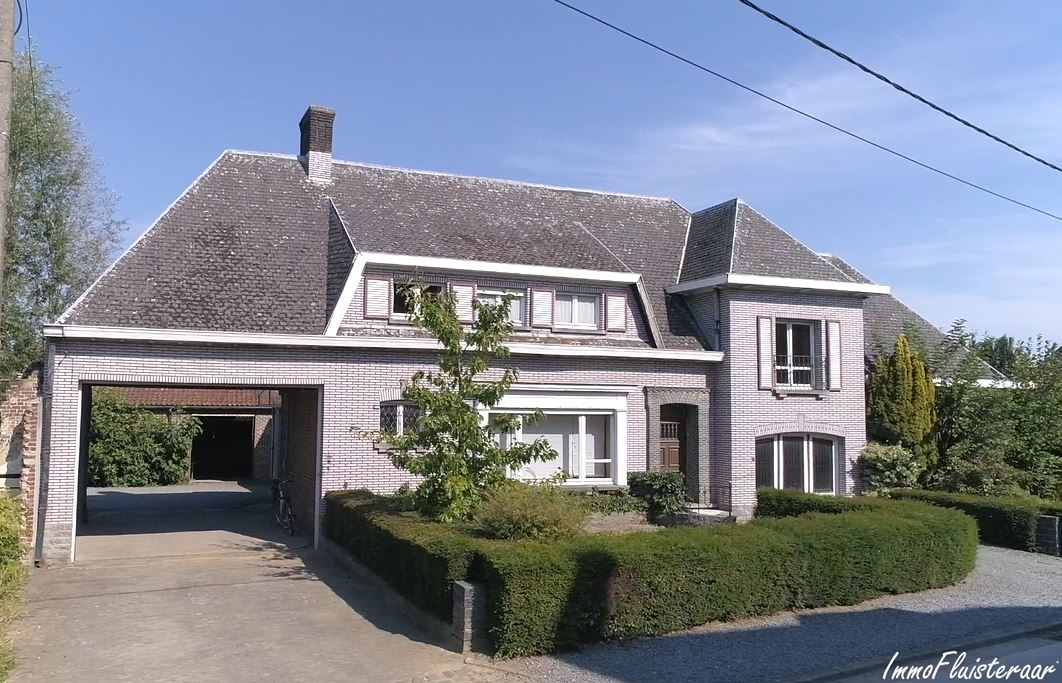 Impressieve eigendom met aanhorigheden op 6.140m&#178; en aanpalend grasland van 2,21ha. 