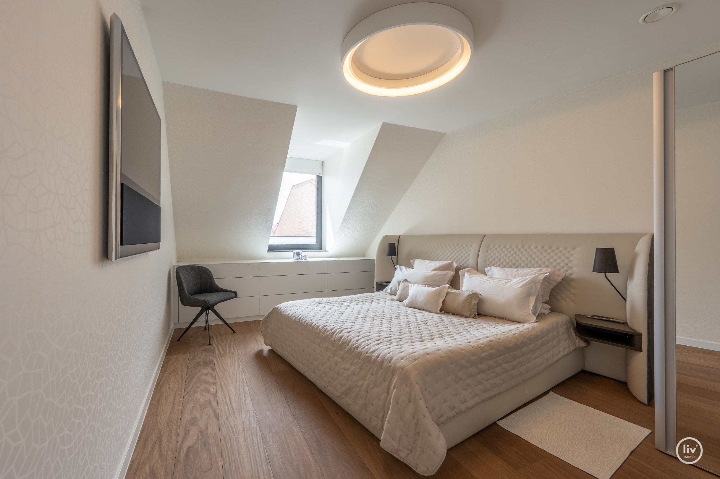 Buitengewone hoekduplex ( 274m&#178;) gelegen vlakbij Zeedijk en het Rubensplein. Ruime garage te koop op de gelijkvloerse verdieping in het gebouw. 