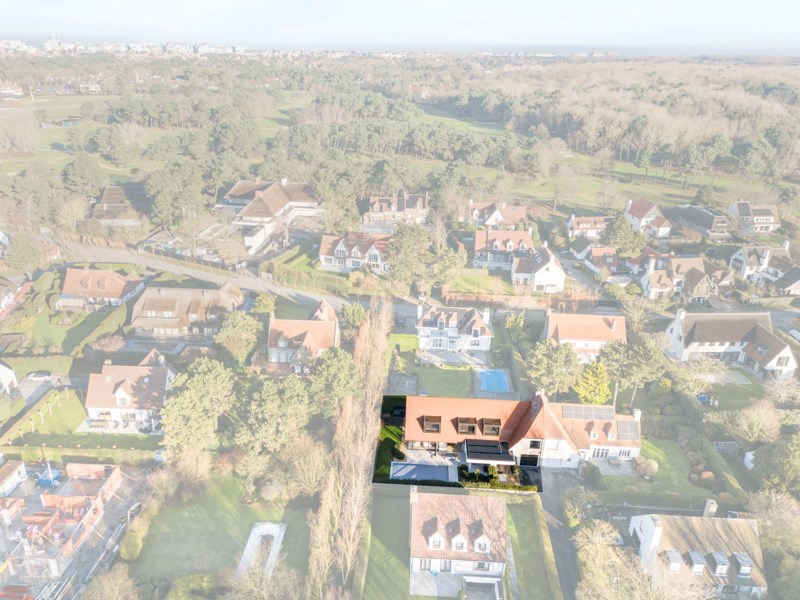 Prachtig vernieuwde koppelvilla rustig gelegen tussen Knokke centrum en Het Zoute met een perfecte Zuid-West ori&#235;ntatie. 