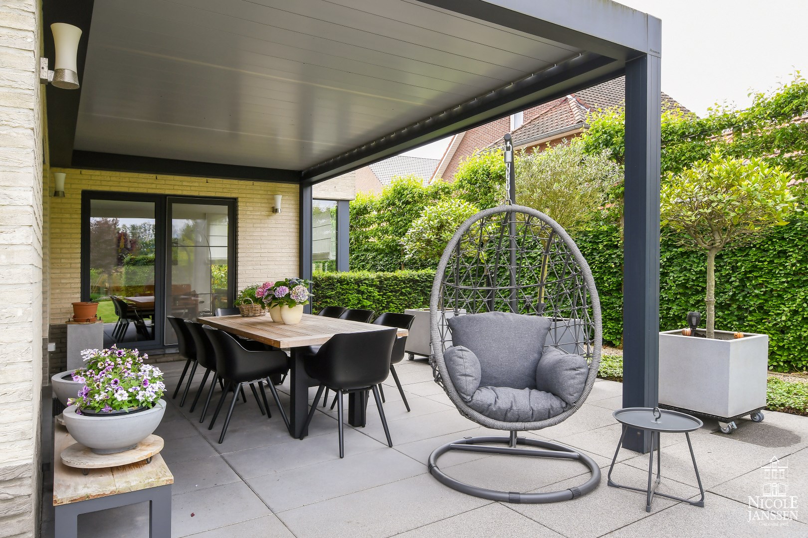 Instapklare goed onderhouden gezinswoning met mooie tuin met gezellig overdekt terras 