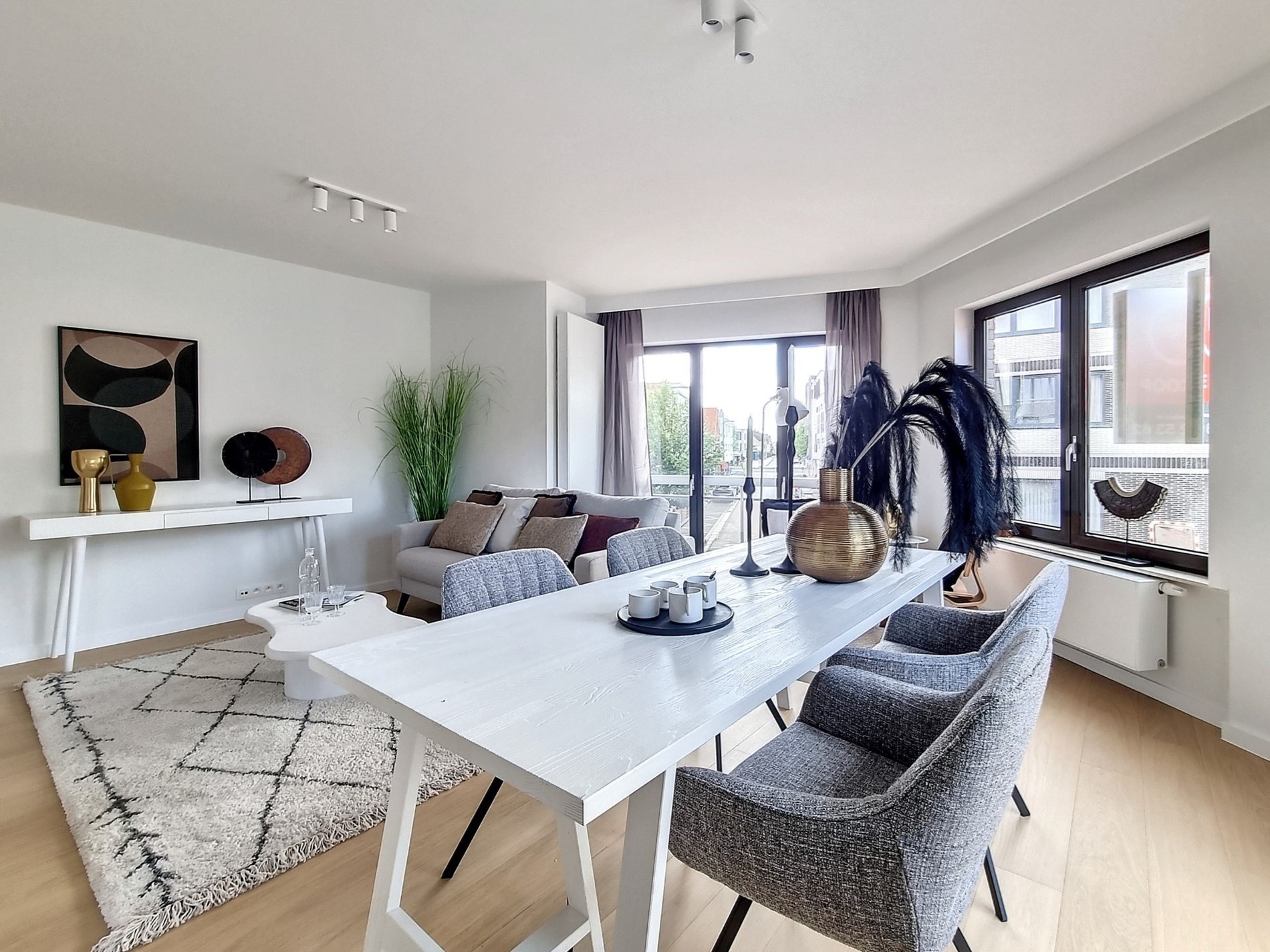 Lichtvol gerenoveerd HOEKappartement met open zicht gelegen vlakbij de LIppenslaan te Knokke. 