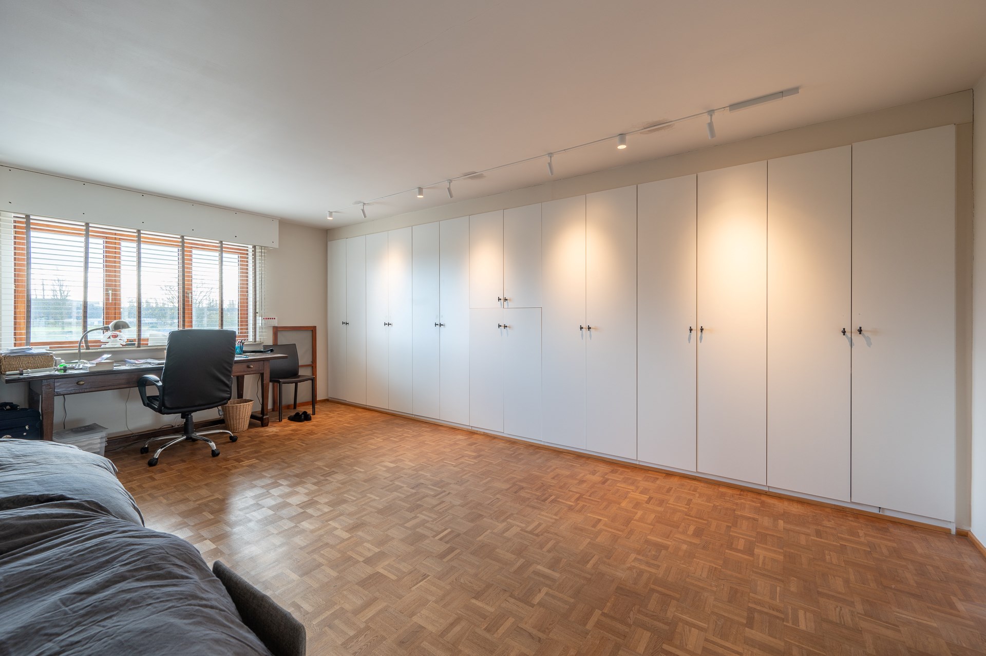 Uitzonderlijke en gerenoveerde eigendom ( 5.510 m&#178; grond ) vlakbij het centrum van Knokke-Heist en toch genietend van een uitzonderlijk open zicht over de Knokse Polders. 