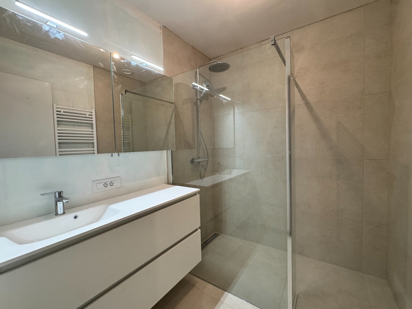 Nieuwbouwappartement met twee slaapkamers, terras en ondergrondse autostaanplaats te koop in Zulte 