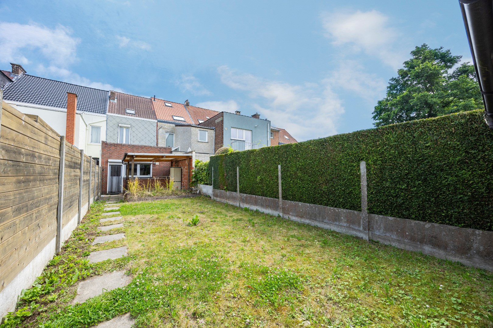 Te renoveren woning met 4 slpks en tuin te Huizingen 