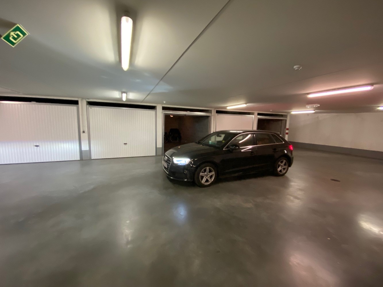 Ruim garagebox gelegen in een Villa-residentie op wandelafstand van de Kustlaan. 