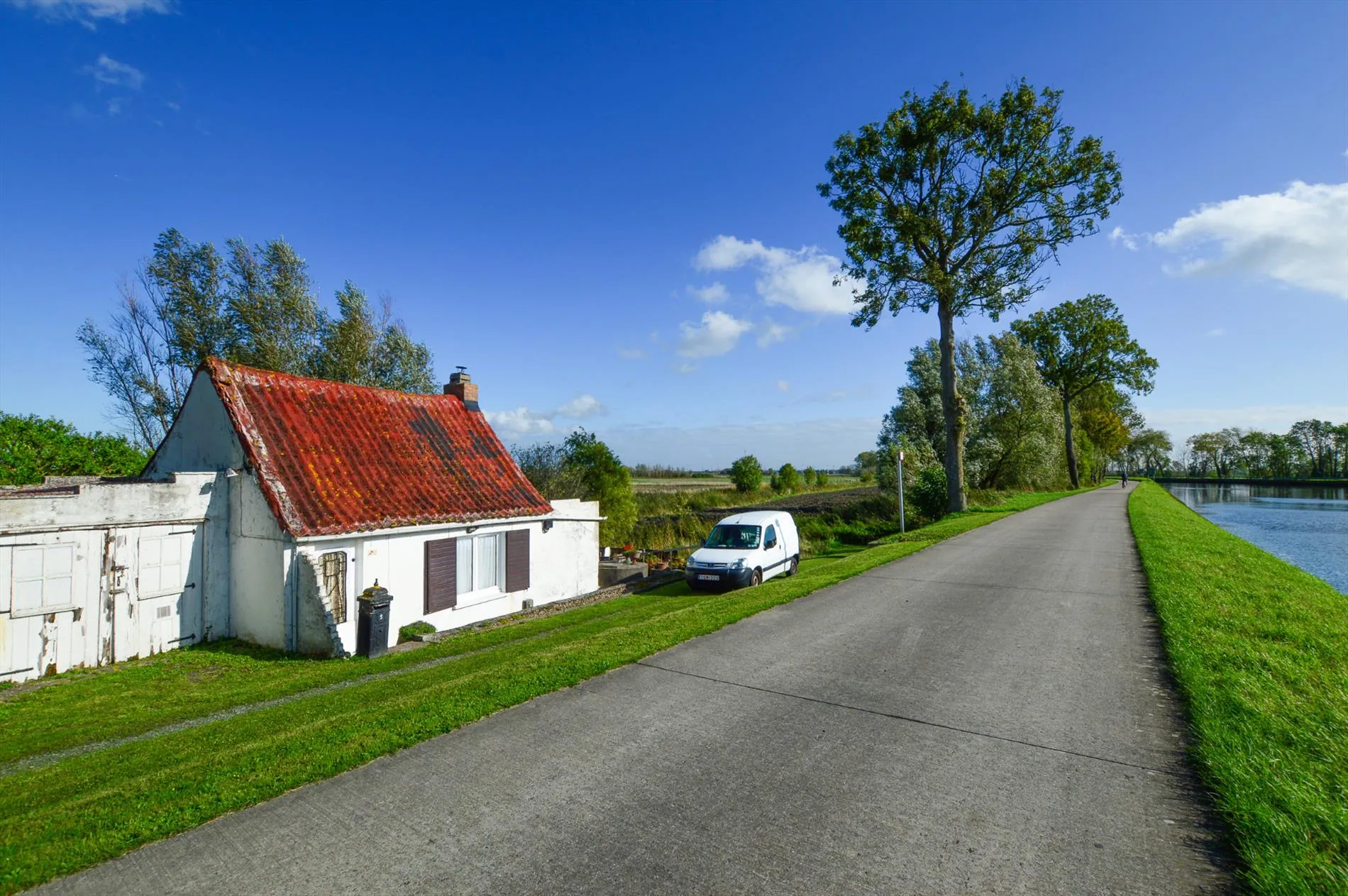 Te renoveren vissershuisje langs jaagpad en kanaal Brugge - Oostende