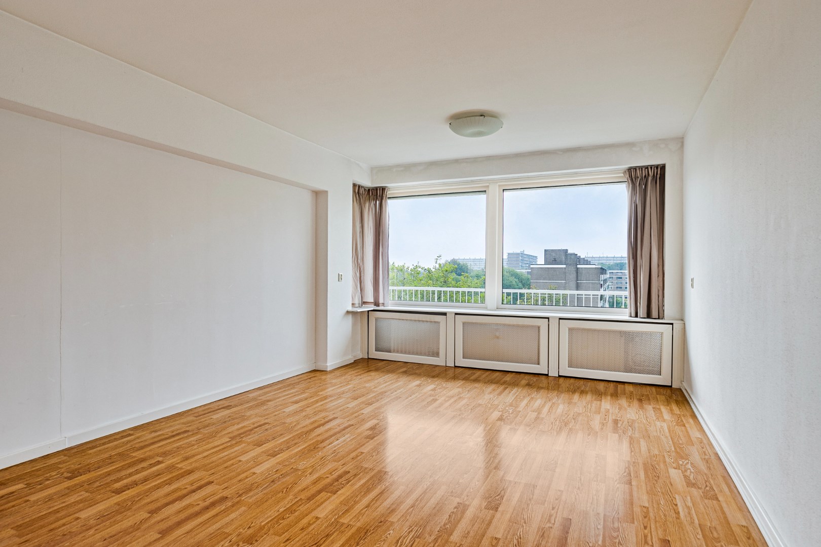 Kopers opgelet! In het Lage Land bieden wij dit ruime 4-kamer appartement gelegen op de 7e verdieping met 3 slaapkamers, 2 balkons, berging in de onderbouw en gelegen op eigen grond te koop aan! 