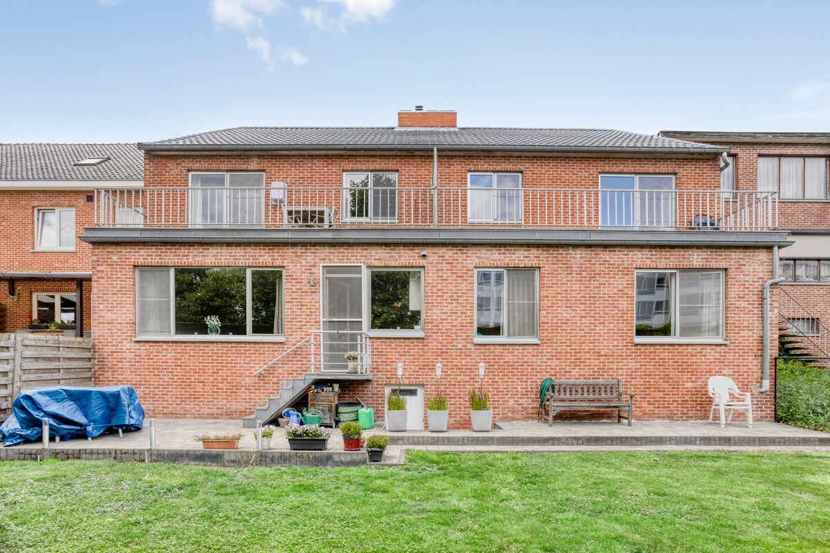 Opbrengsteigendom met 3 appartementen, garages en tuin 