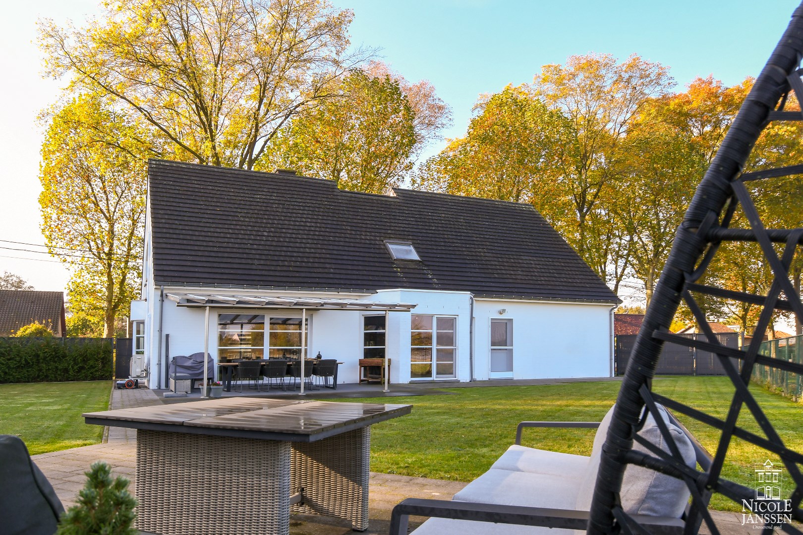 Tweede gezellig open terras achterin de tuin bij de tuinberging 