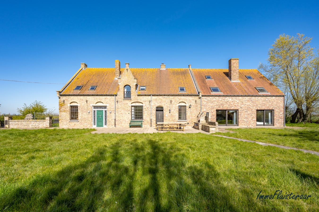 Karakteristieke hoeve met ruime bijgebouwen met tal van mogelijkheden gelegen te Lo-Reninge op 3,5ha. 