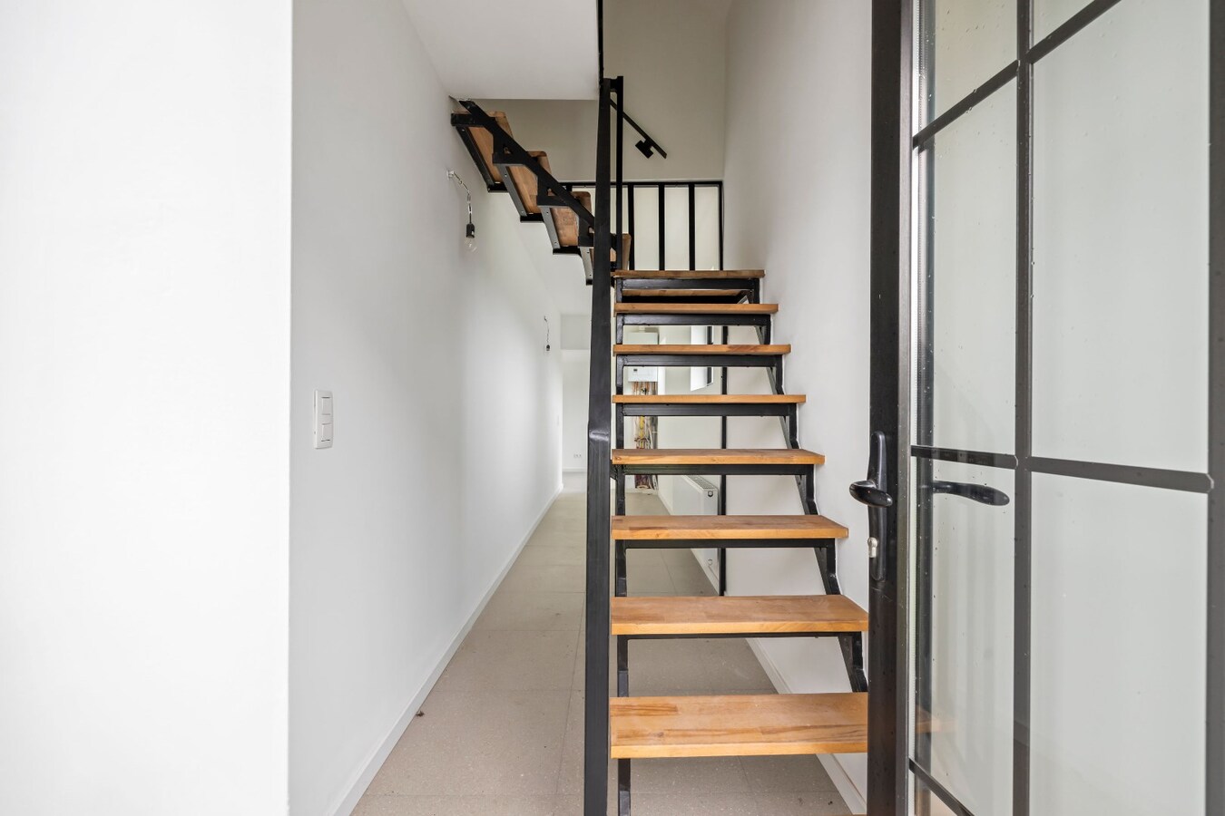 Luxueus gerenoveerde (2025) woning bijgebouw &amp; ruime tuin in Zwijndrecht 