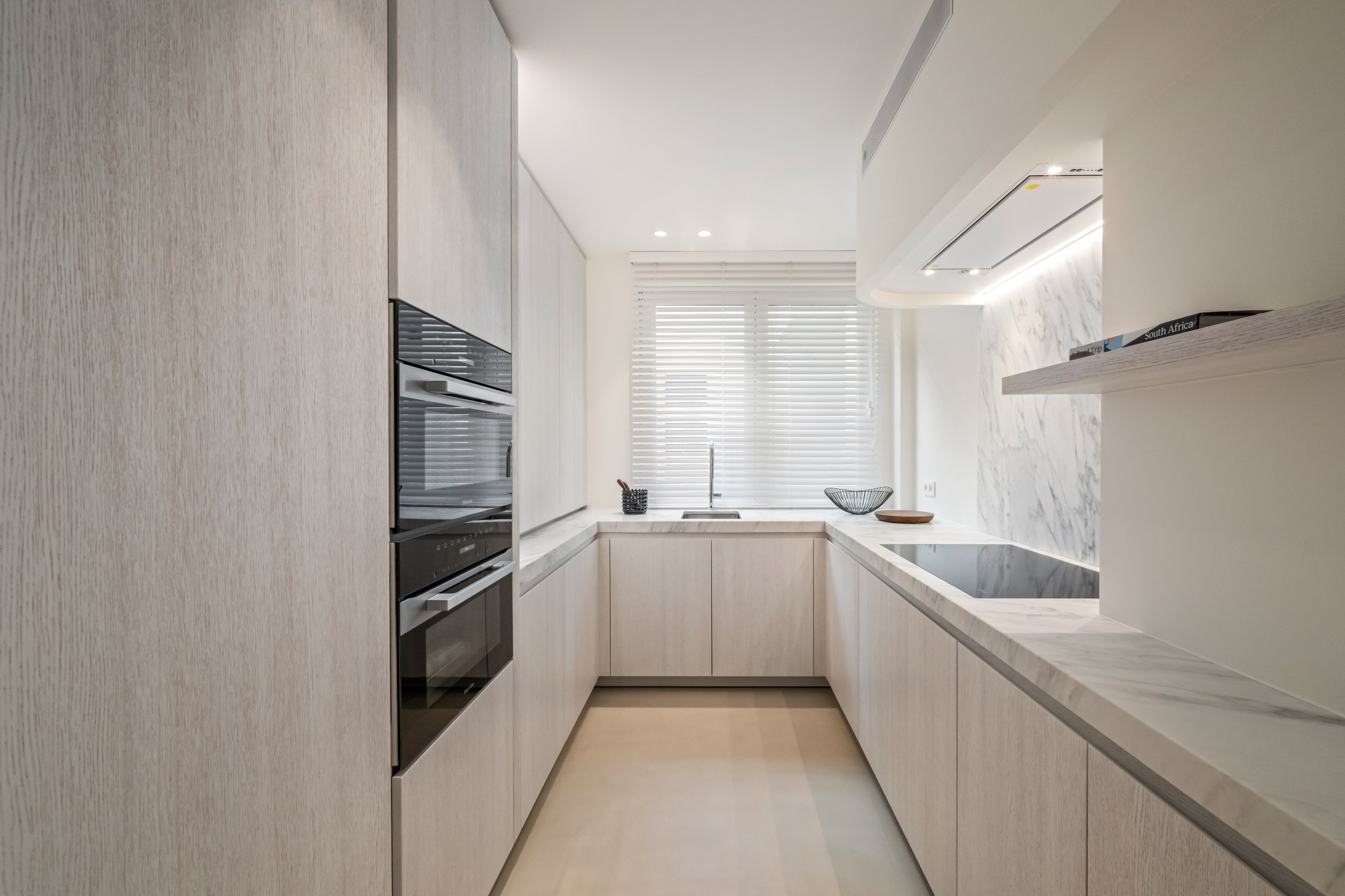 Appartement de trois chambres &#233;l&#233;gamment r&#233;nov&#233; avec vue d&#233;gag&#233;e sur la Kustlaan. 