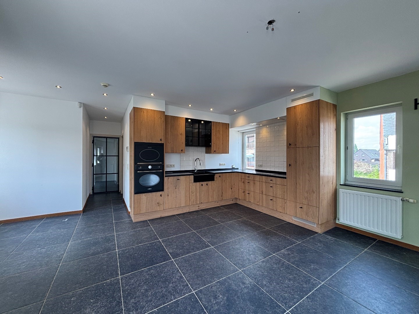 Handelsruimte met bovengelegen 2 slpk. appartement in centrum Beringen 