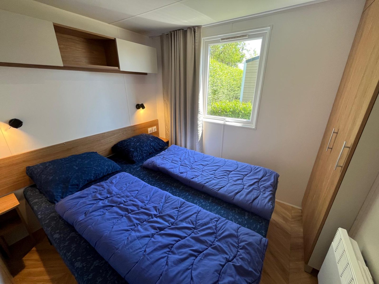 Zeer goed, vrijwel nieuw vakantie-chalet (Nr. Z32) aan de rand het Vakantiepark In de Bongerd te Oostkapelle, op loopafstand van het gezellige centrum van het dorp en natuurgebied de Manteling met aan 