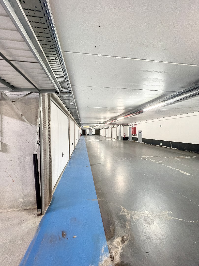 Ruime garagebox, ondergrondse parkingcomplex Koninginnelaan. 