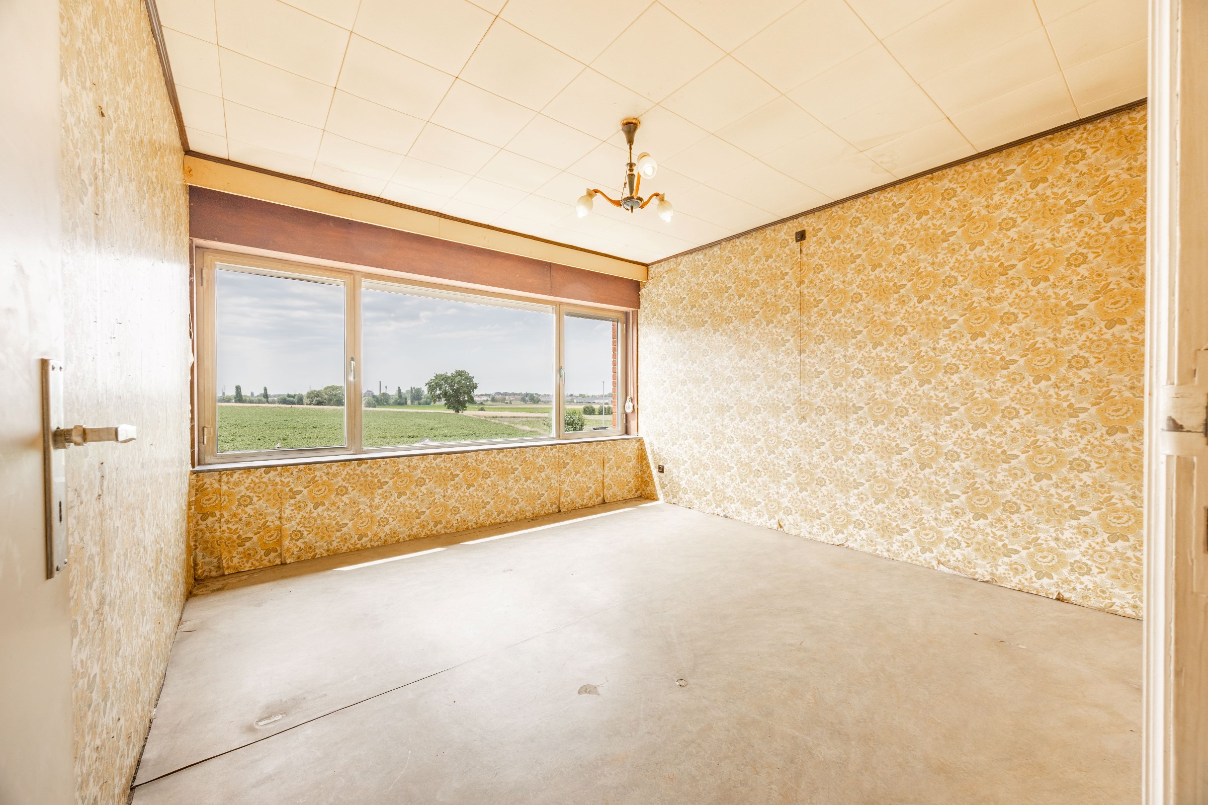 TE RENOVEREN WONING MET GARAGE 