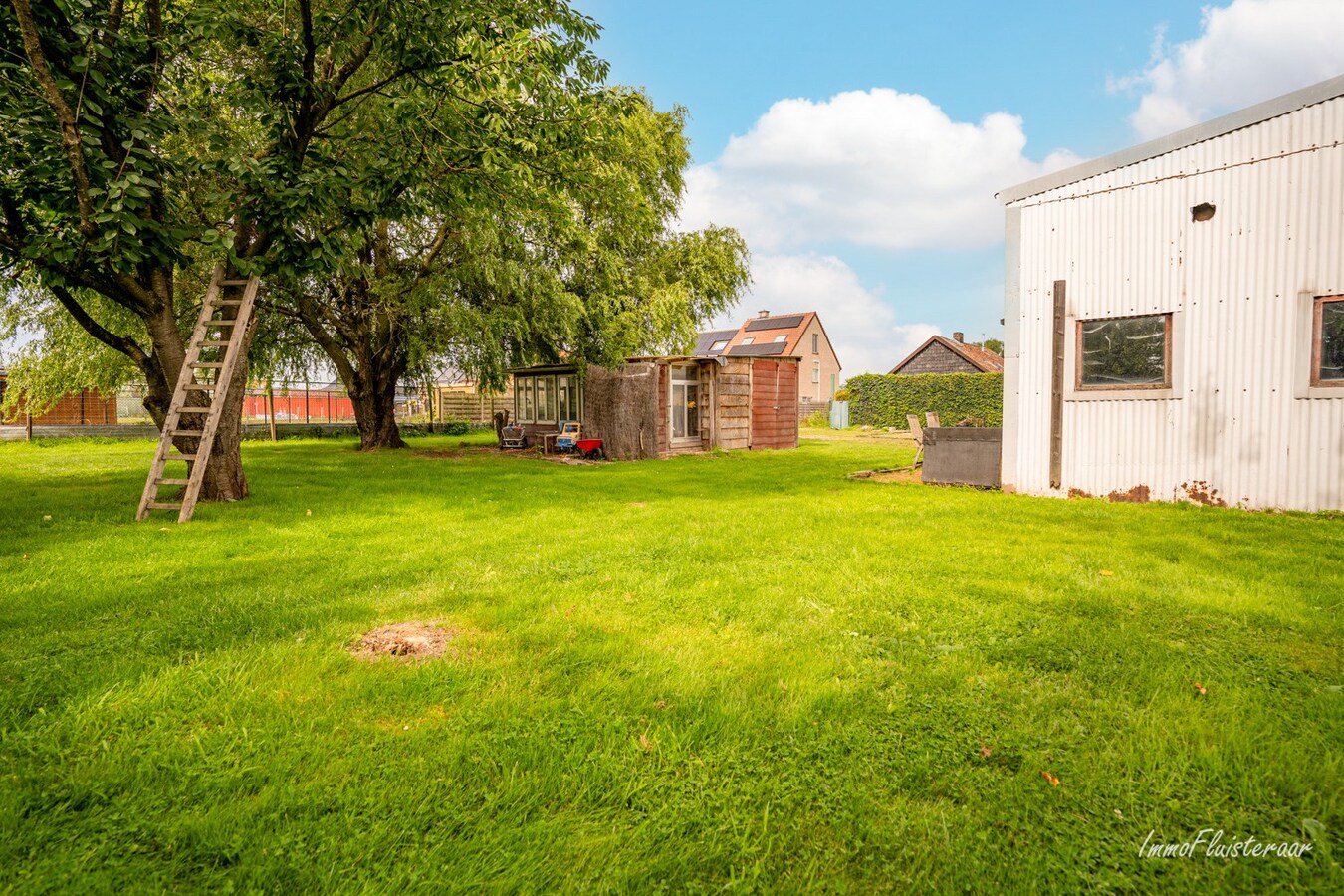 Ruime woning met bijgebouw en een loods op ca. 25 are te Kortessem 