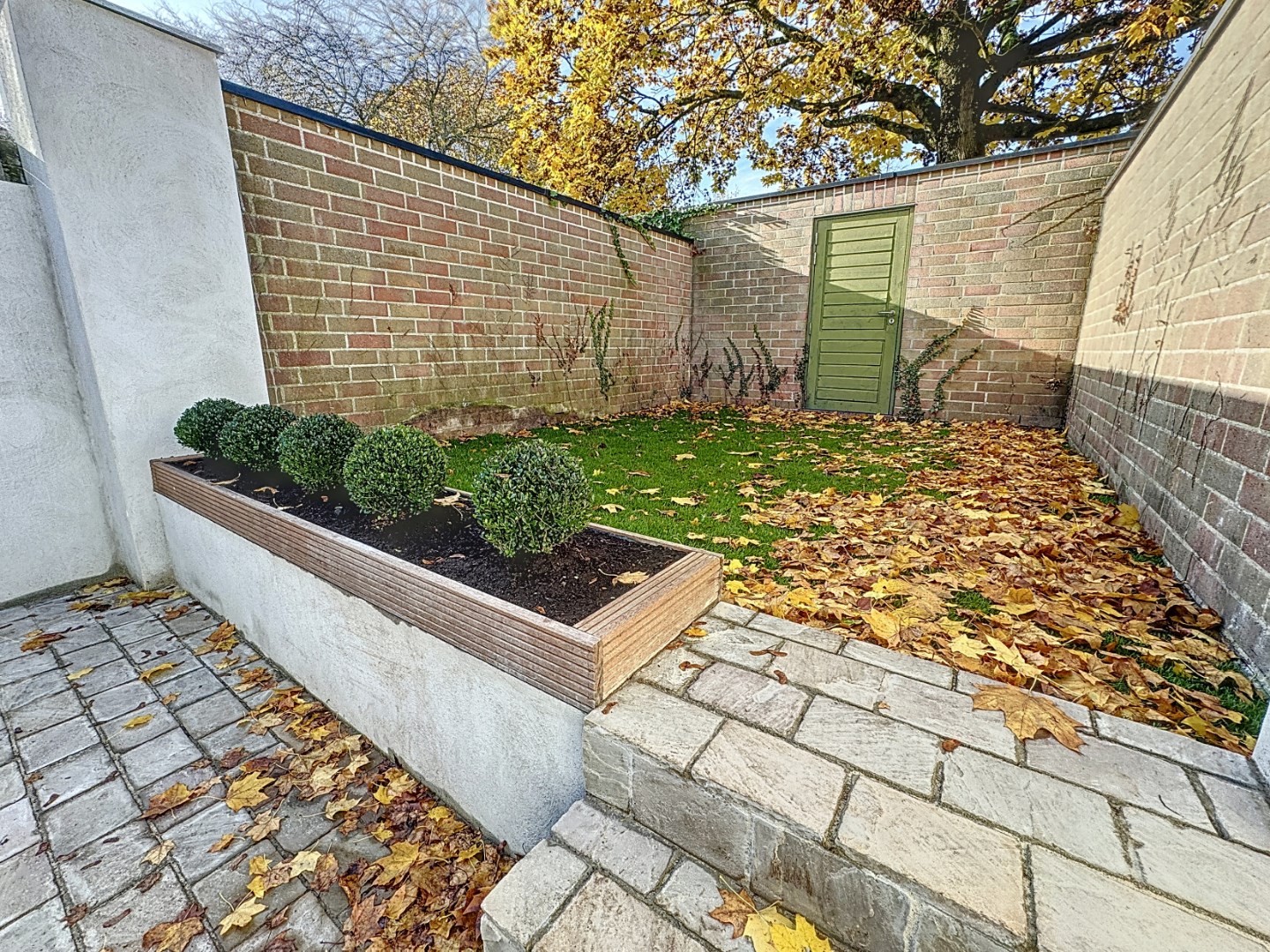 Volledig gerenoveerde woning met 2 grote slaapkamers en mooie tuin 