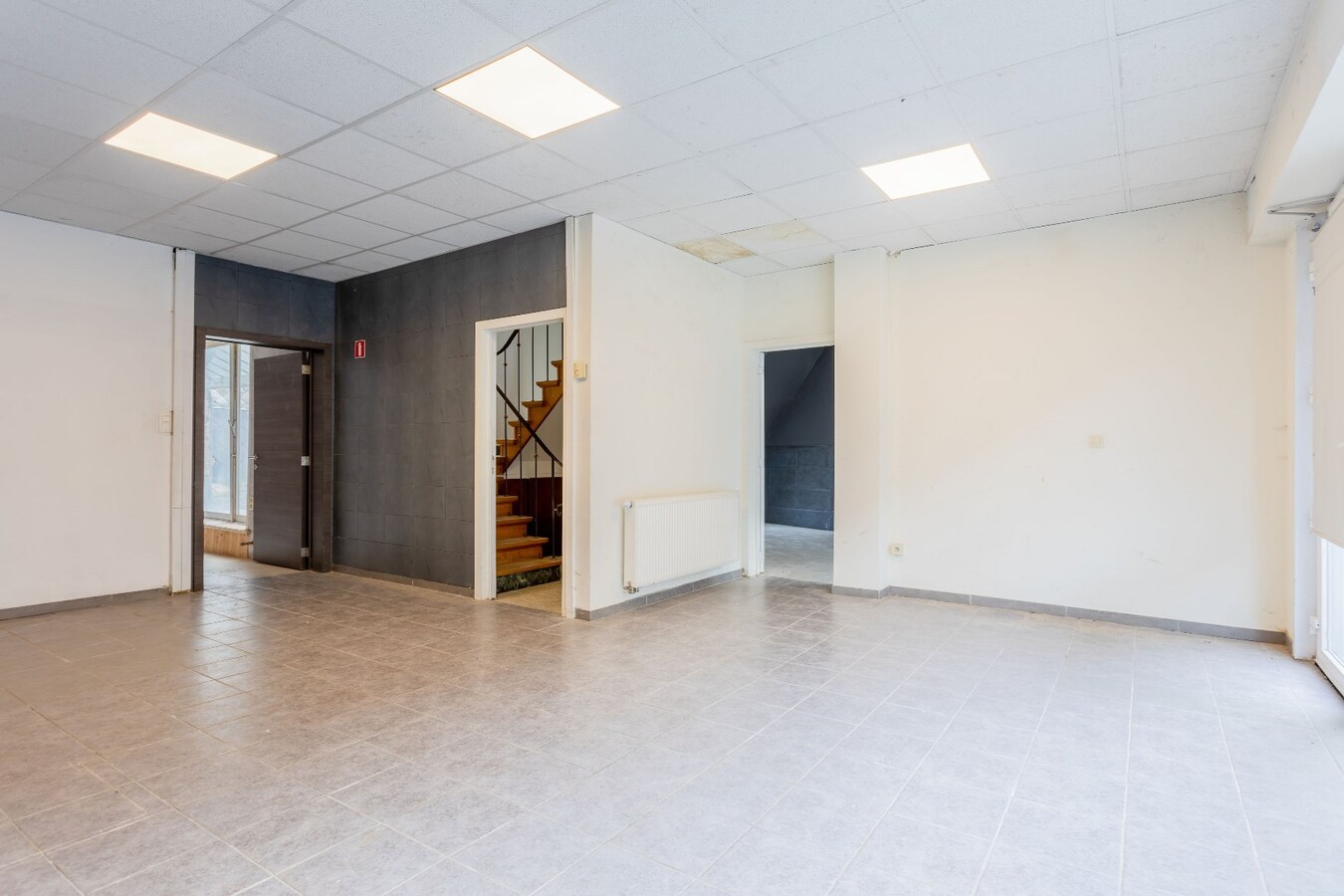 Handelspand met gerenoveerd 3 slpk appartement te Sint-Niklaas 