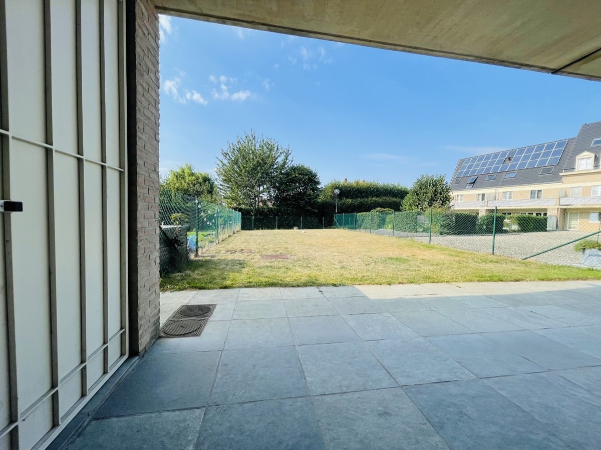 Appartement op het gelijkvloers met terras, grote tuin en garage 