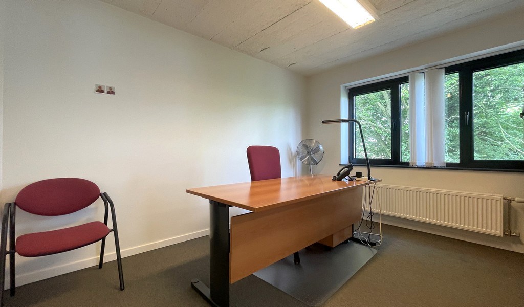Recent gerenoveerd kantoorgebouw te huur in Mechelen