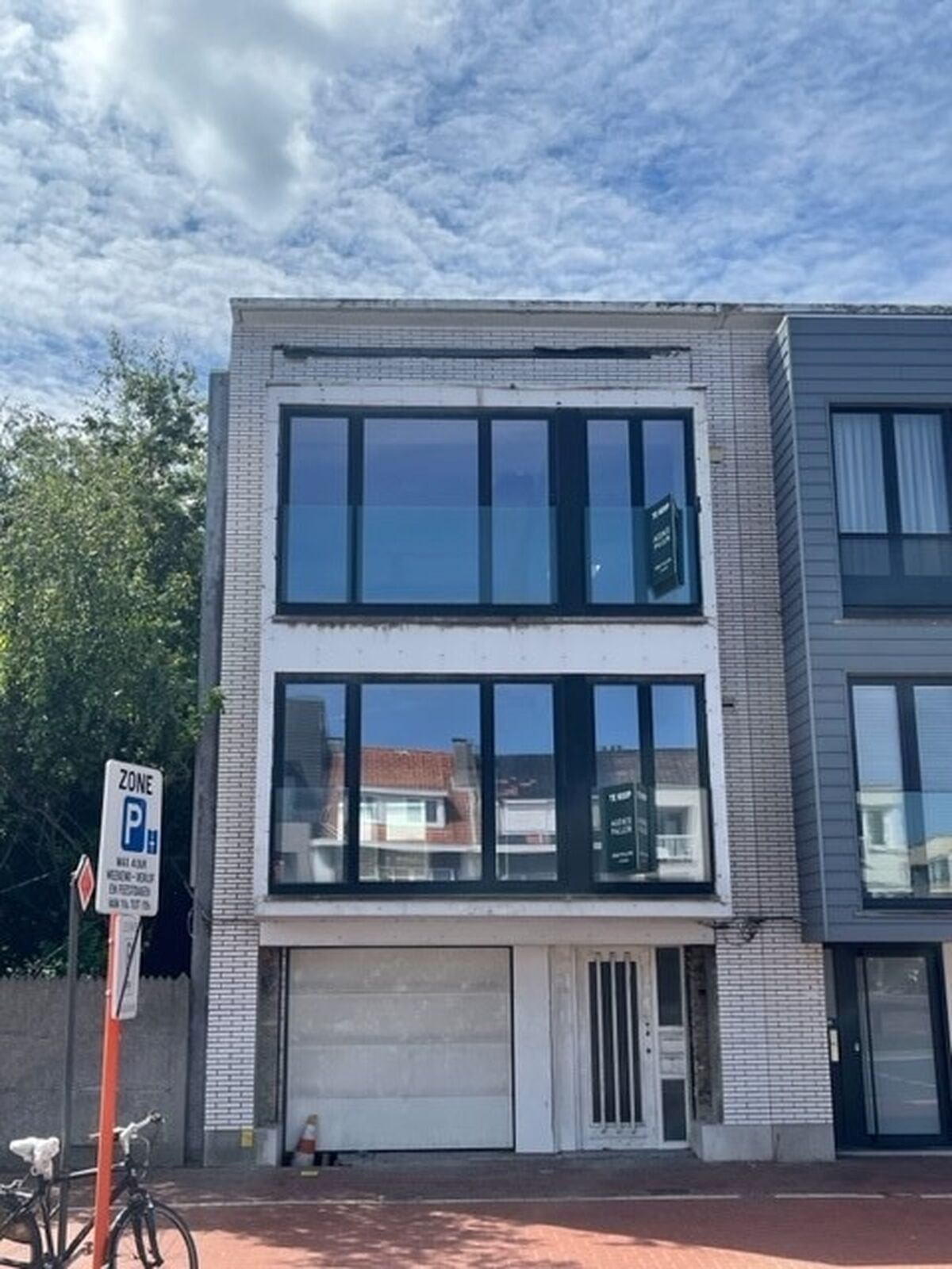 Immeuble d&#39;appartements brut avec garage et 2 appartements situ&#233; sur l&#39;avenue Natien &#224; Knokke. 