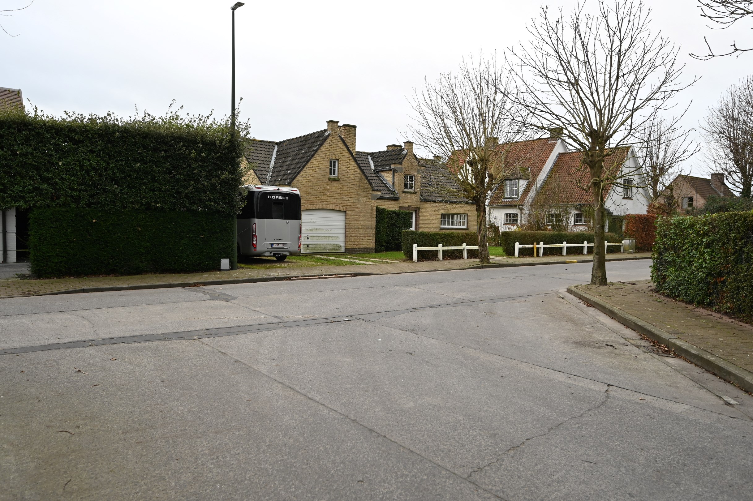 Rustig gelegen villa  op een prachtig perceel van 937 m&#178; in een residenti&#235;le wijk vlakbij de invalswegen en op enkele minuten rijden van het centrum van Knokke en het Zoute. 