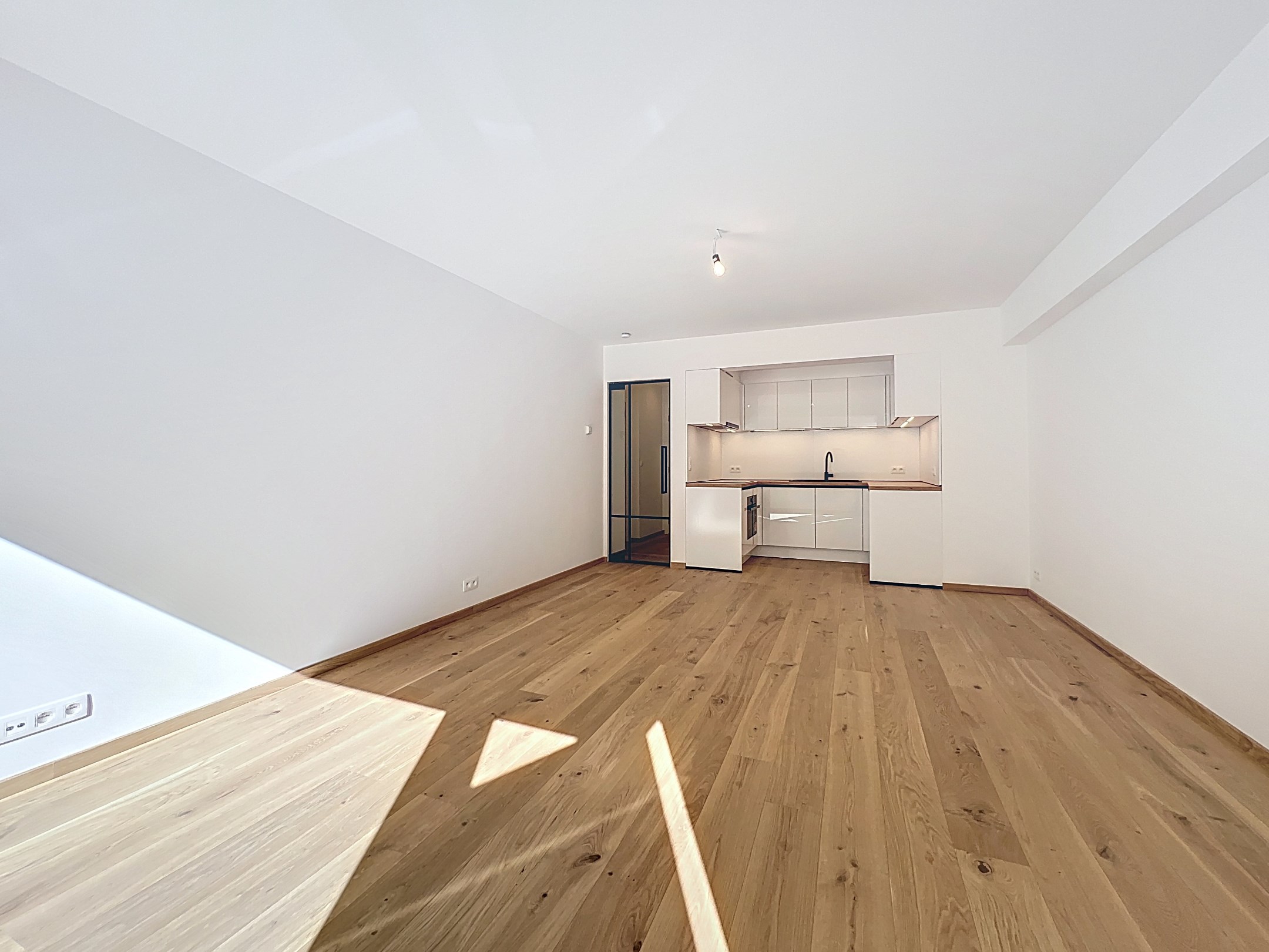 Instapklaar 2-slaapkamerappartement met zijdelings zeezicht in verzorgd gebouw. 