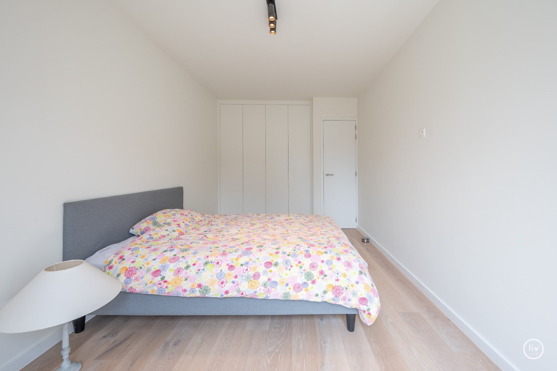Prachtig, ruime en tevens r&#233;cente triplex (199 m2) in een zijstraat van de lippenslaan vlakbij de zeedijk te Knokke. 
