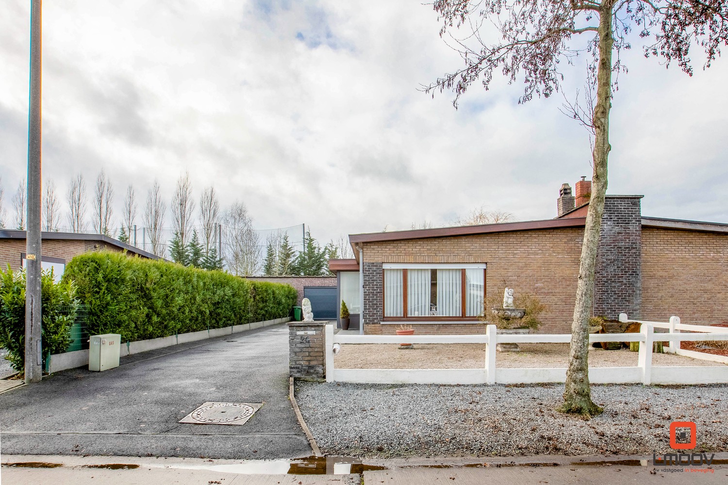 Halfopen bungalow in woonwijk 