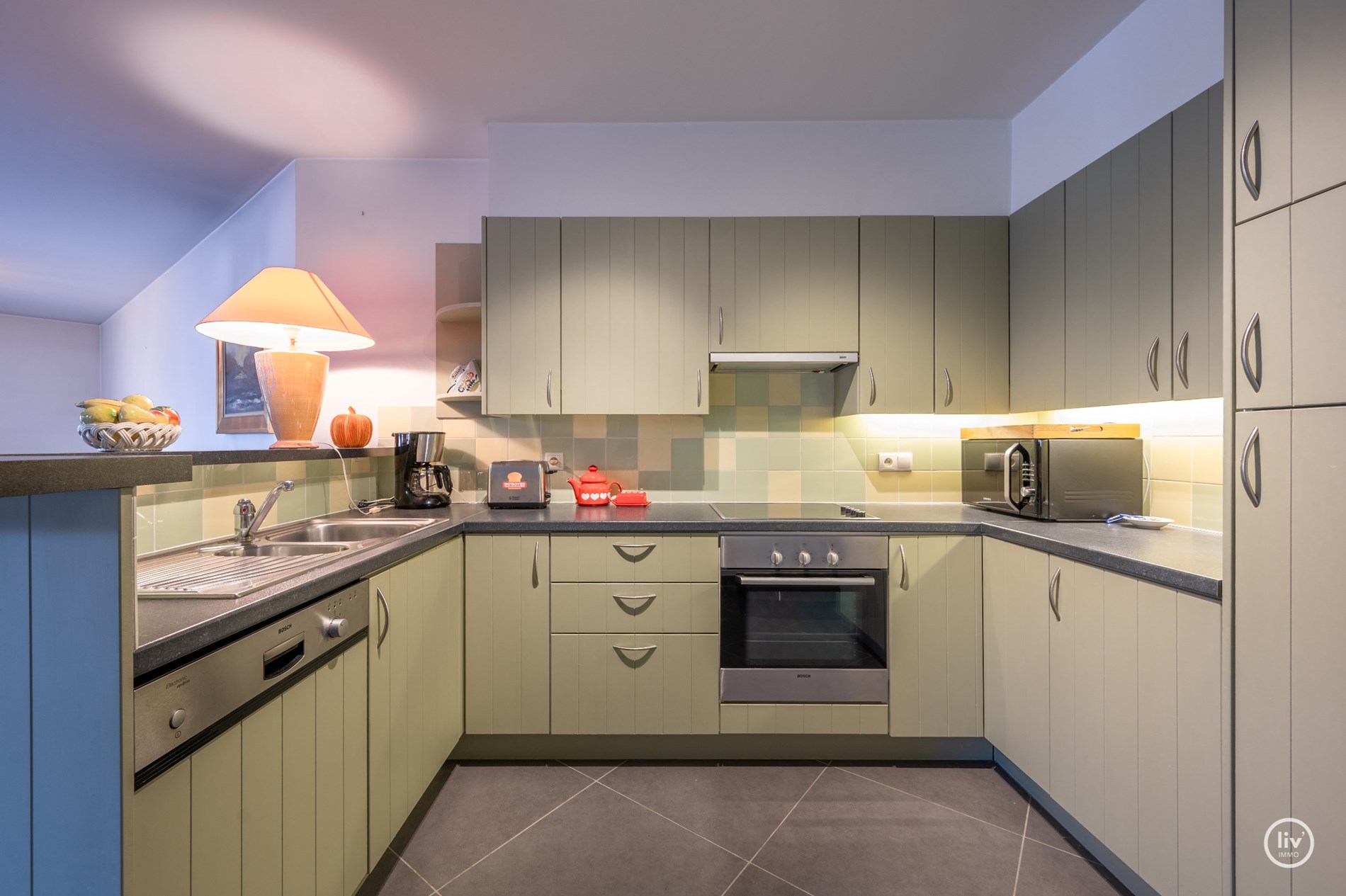 Appartement soign&#233; et contemporain avec une belle terrasse d&#39;angle orient&#233;e au sud, situ&#233; dans le vieux Knokke &#224; distance de marche du march&#233; aux l&#233;gumes de Knokke. 