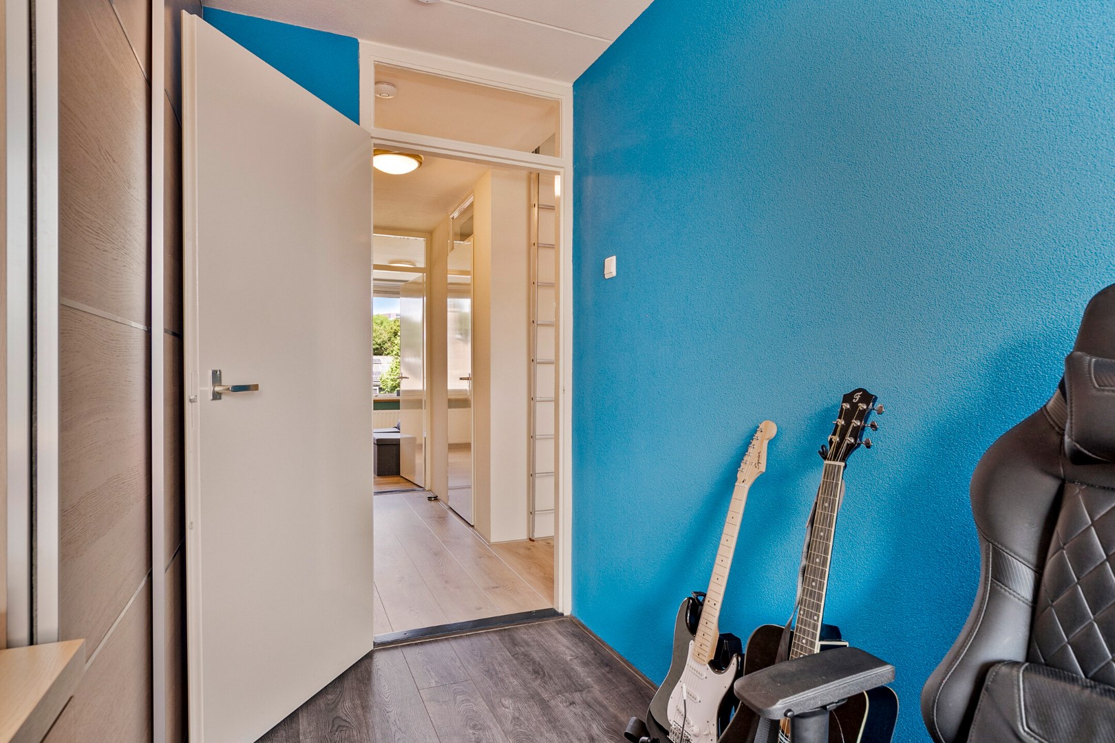 Keurige 6-kamer drive-in woning met moderne keuken, nette badkamer, 5 slaapkamers, zonnige tuin en eigen parkeerplaats! 