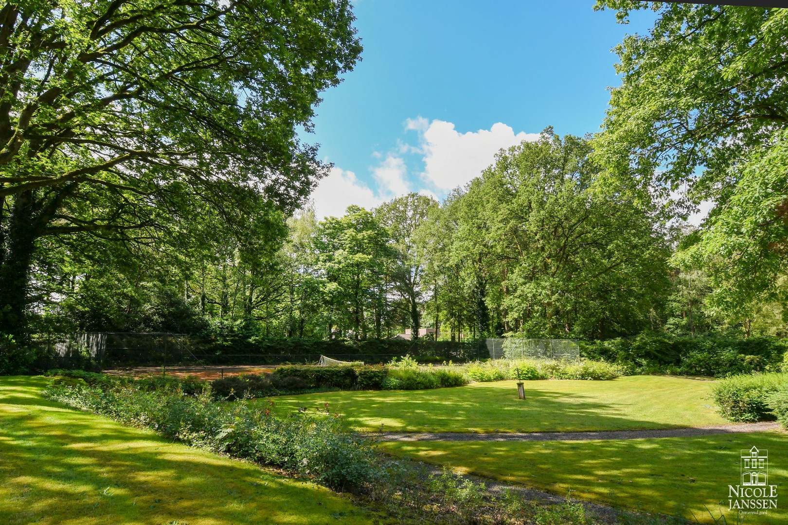 Volledig omheinde tuin