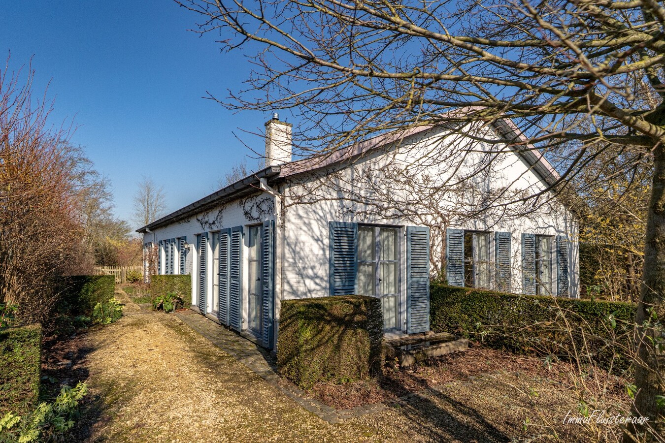 Laagbouwwoning met diverse aanhorigheden op ca. 7500 m&#178; te Ursel 