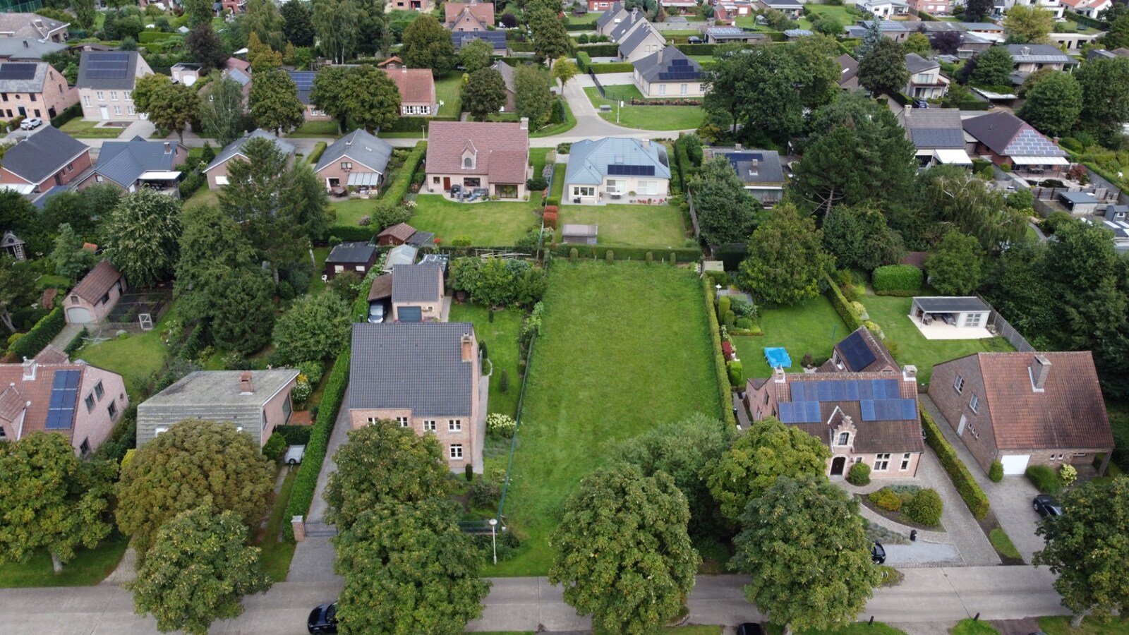 Bouwgrond van 898 m&#178; in Bloemenwijk te Zoersel. 