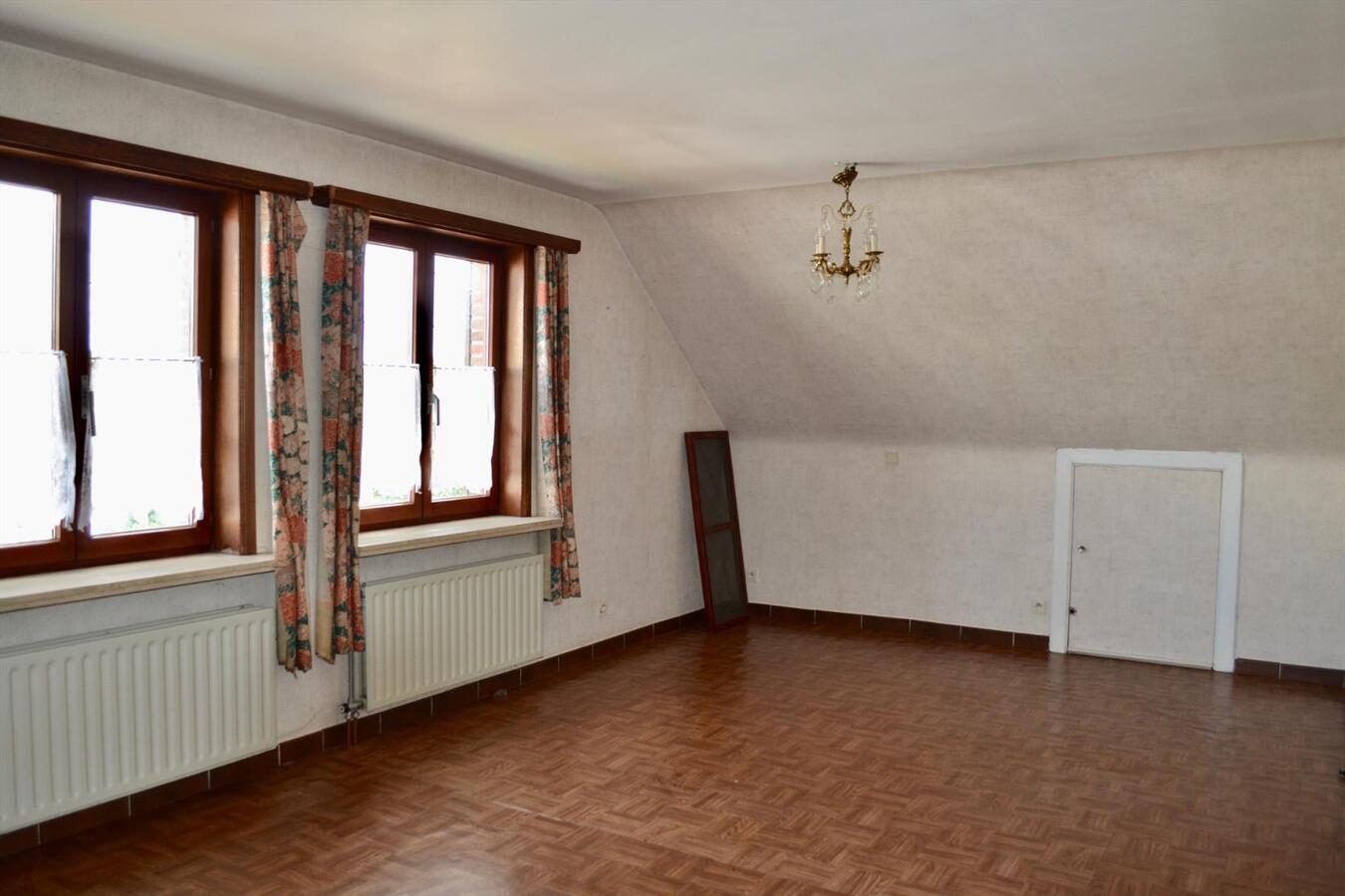 Woning met loodsen en koestal op ca. 6.423m&#178; te Oudenaarde 