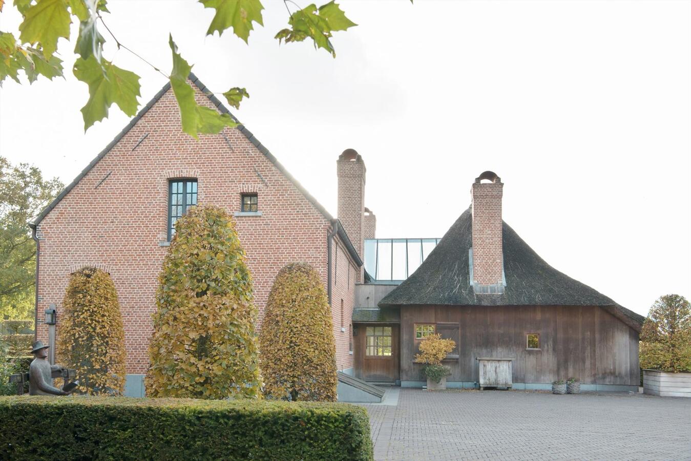 Exclusieve, hoogwaardig gerenoveerde hoeve op ca. 16 ha te Lier 