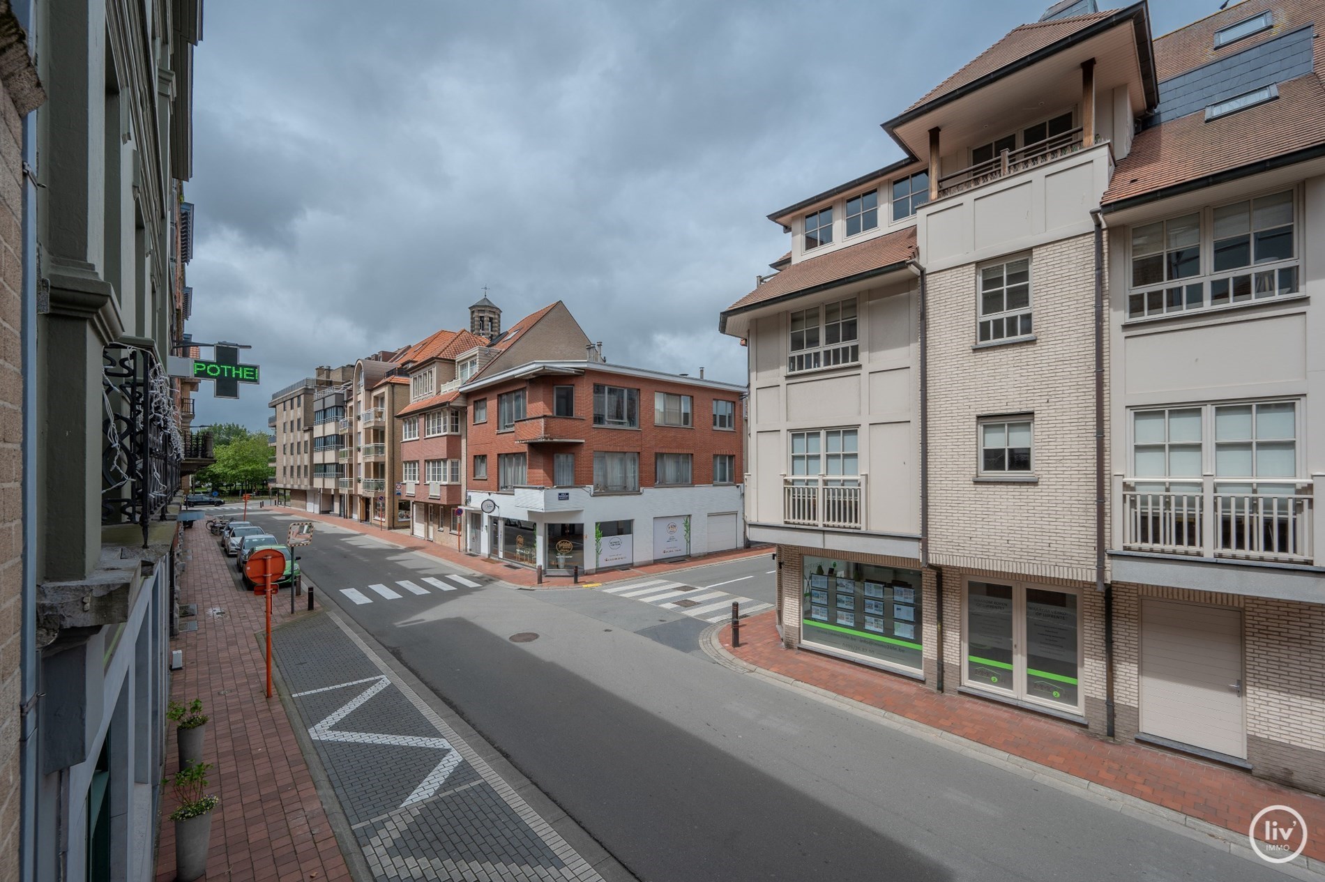 Prachtig gerenoveerd 3 slaapkamerappartement centraal gelegen vlakbij de Lippenslaan te Knokke. 