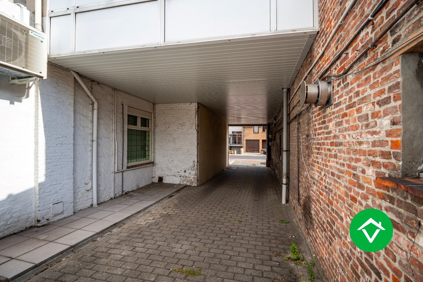 Charmante gezinswoning met twee slaapkamers en afgesloten garagebox te Sint-Kruis (Brugge) 