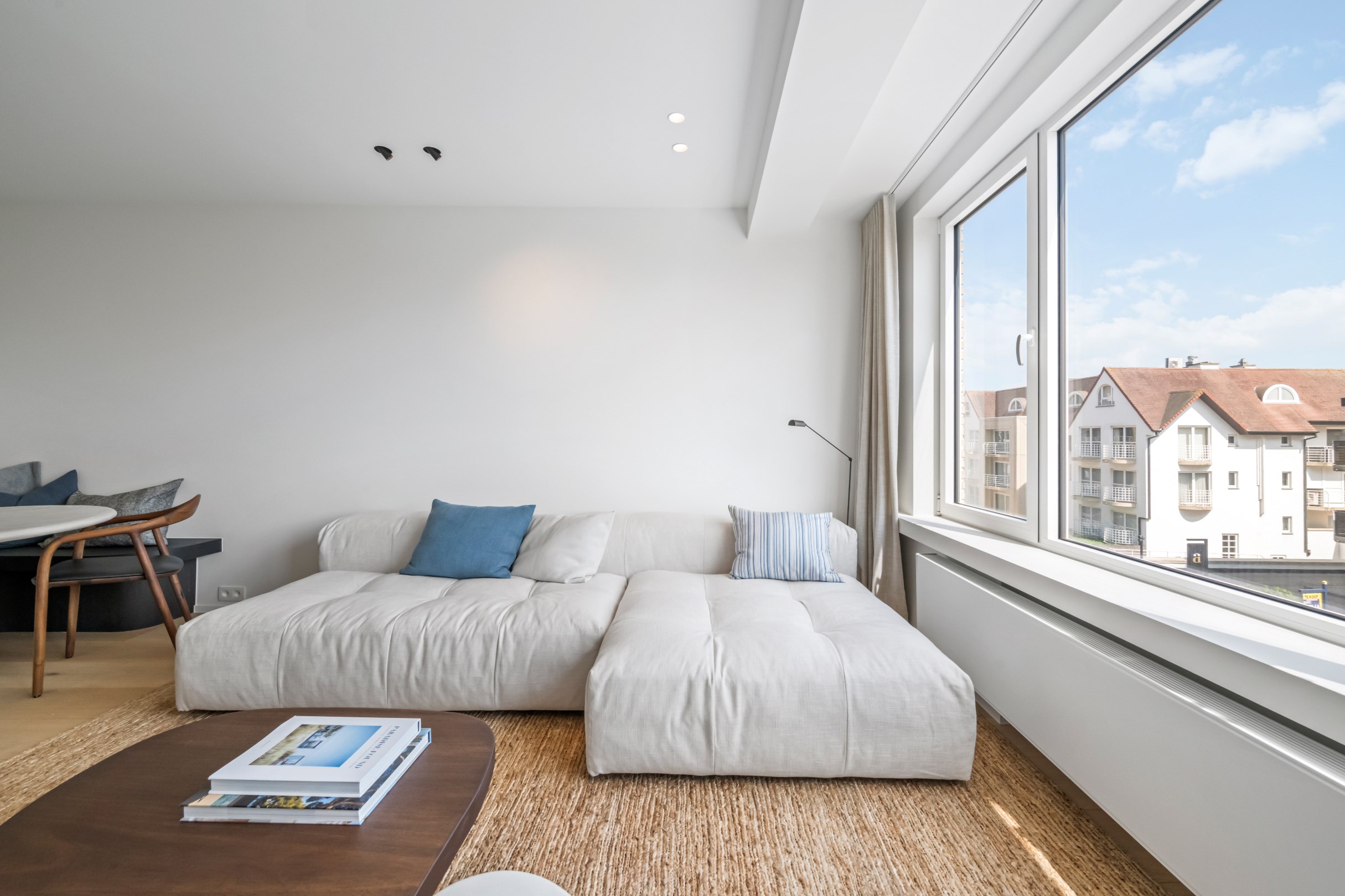 Appartement de trois chambres &#233;l&#233;gamment r&#233;nov&#233; avec vue d&#233;gag&#233;e sur la Kustlaan. 