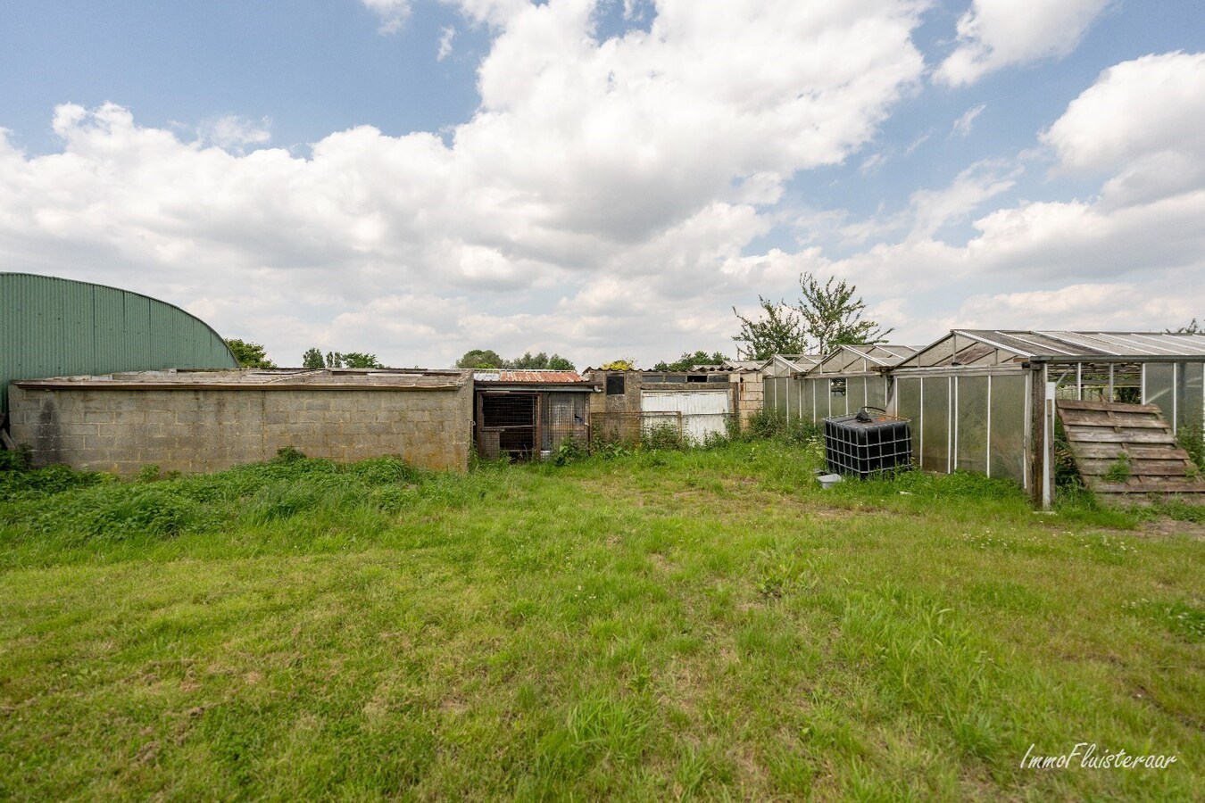 Deels gerenoveerde woning op ca. 30 are gelegen te Tienen. 