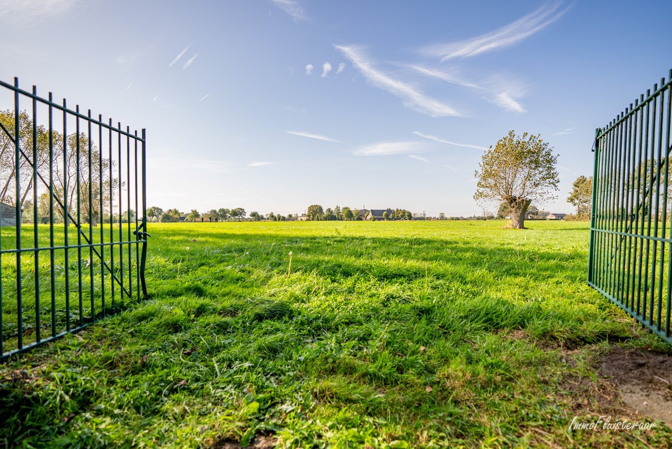 Situ&#233;e idylliquement &#224; r&#233;nover &#224; Deinze sur environ 6 hectares 