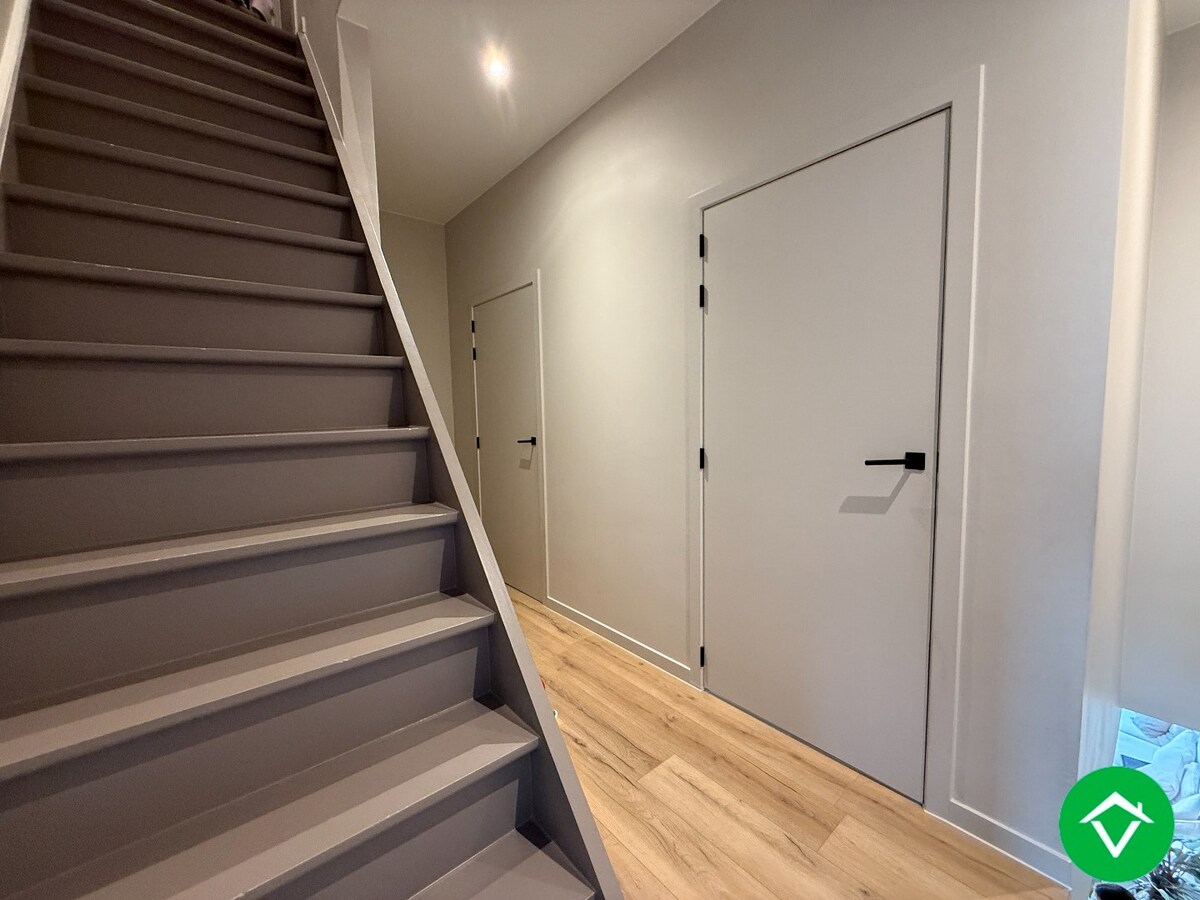 Prachtig gerenoveerde rijwoning nabij het centrum met 3 slaapkamers, tuin en garage te Roeselare 